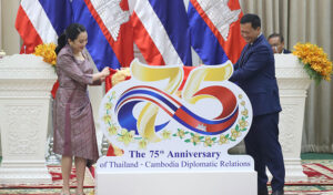 カンボジアとタイの首相、国境衝突後の平和的解決を約束