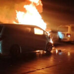 タクマウ市　環状三号線で衝突事故、車3台が炎上