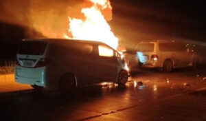 タクマウ市 環状三号線で衝突事故、車3台が炎上