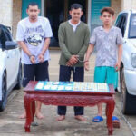 コンポンスプー　3人の逮捕時に麻薬と銃を押収