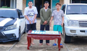 コンポンスプー 3人の逮捕時に麻薬と銃を押収