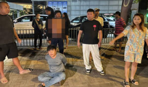 中国人がプノンペンの窃盗犯を私人逮捕で警察へ引き渡す