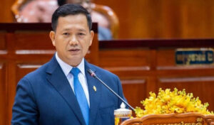 訪日中の首相は国民に冷静さを促し、国境情勢管理を首相指揮下と強調