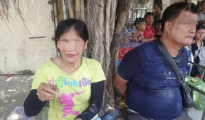 プノンペンの宝石詐欺師が住民が逮捕、警察へ引き渡し