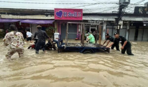 熱帯驟雨(スコール) ポイペトが洪水に見舞われる