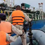 海軍、領海に不法侵入したタイの石油タンカーを強制退去