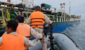 海軍、領海に不法侵入したタイの石油タンカーを強制退去