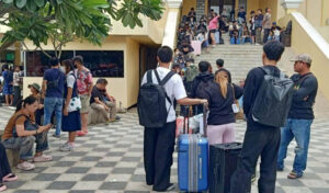 ポイペト国境検問所で立ち往生のカンボジア人とタイ人が3時間限定の開放合意