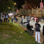 バイク転倒の運転手を助けようとした人を3人組が襲い、刺殺