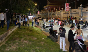 バイク転倒の運転手を助けようとした人を3人組が襲い、刺殺