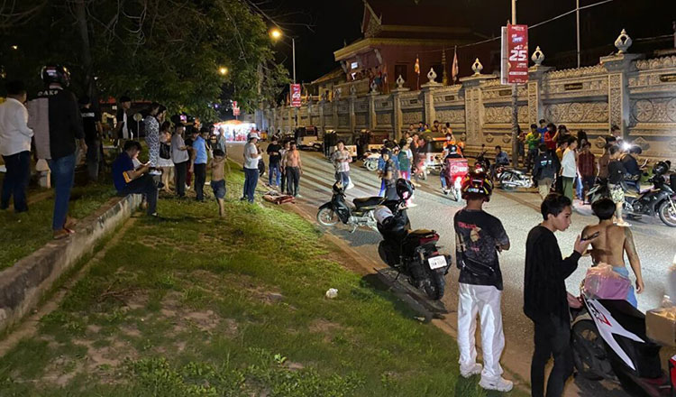 バイク転倒の運転手を助けようとした人を3人組が襲い、刺殺