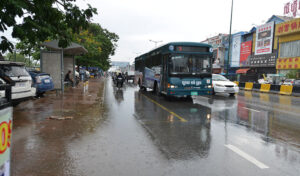 プノンペン  公共バス停が不衛生と市民の苦情に対処