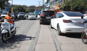 プノンペン当局　死亡事故後、未使用の鉄道線路を撤去