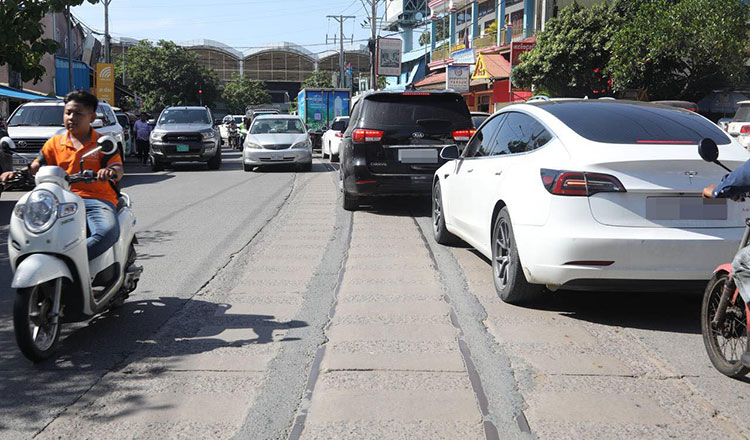 プノンペン当局 死亡事故後、未使用の鉄道線路を撤去