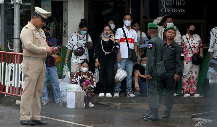 タイから帰国の出稼ぎ労働者は政府の援助を受ける