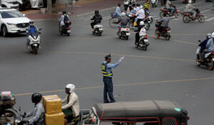 カンボジア、軍動員のため交通法執行を一時停止