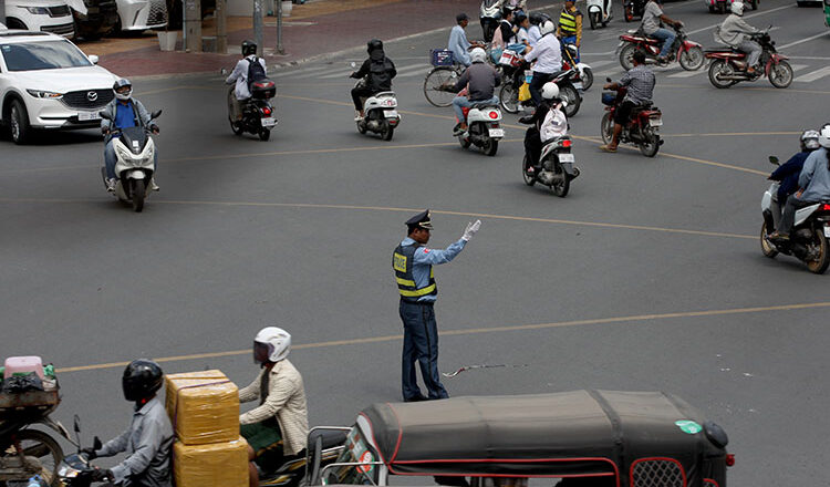 カンボジア、軍動員のため交通法執行を一時停止