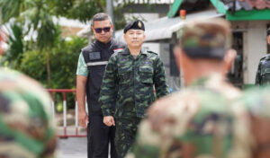 停戦合意後、カンボジアとタイの軍が国境で会談