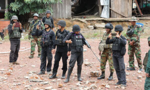 タイ軍、アンセス市場でカンボジア人商人が商品を回収するのを阻止