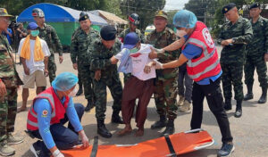 国防省 タイから送還のカンボジア兵2人が治療、拘束の兵18人の釈放要請