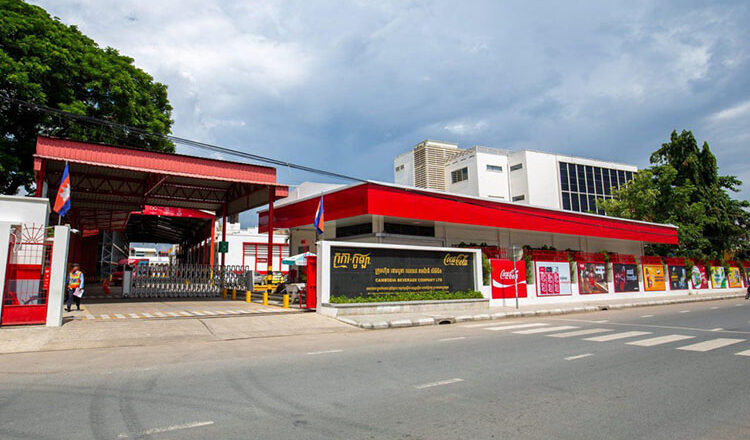 タイのコカコーラ不買運動が波紋、フンセン議長は国民に国益優先を