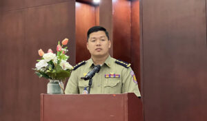 刑務官と受刑者が組んで、オンラインで女性を脅迫で捜査中