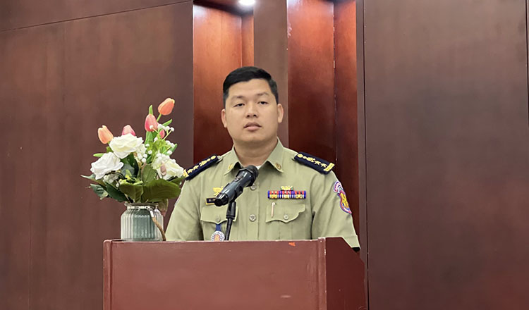 刑務官と受刑者が組んで、オンラインで女性を脅迫で捜査中