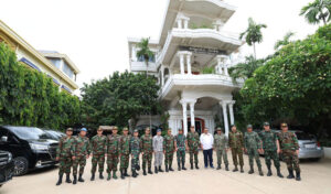 暫定監視団がバンテアイ・ミアンチェイのAOT事務所の現場を視察