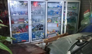 飲酒運転　バイクと衝突後住宅に突っ込む、男性1人死亡、もう1人が重傷