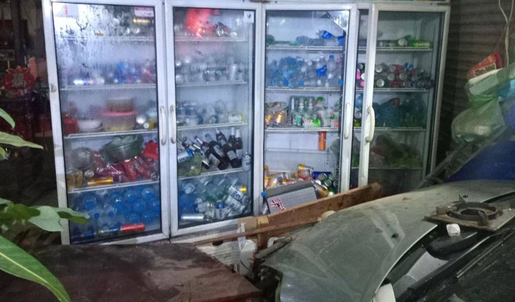 飲酒運転 バイクと衝突後住宅に突っ込む、男性1人死亡、もう1人が重傷