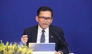 政府・首相付報道官　フェイクニュースに注意するよう呼びかけ