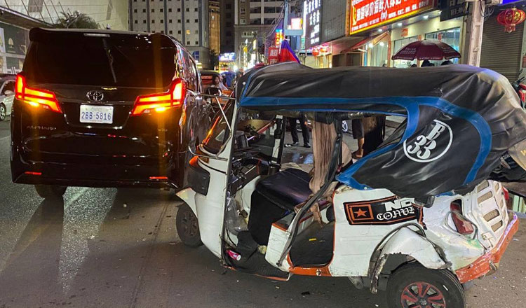 プノンペン　飲酒運転の中国人男の車が複数の車両に衝突