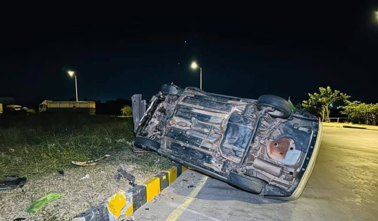 プノンペン　事故で車が横転、運転手は無事