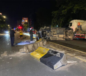 プノンペン 飲酒の中国人運転の車が分離帯激突の自損事故で横転