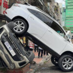 プノンペン 誤ってバックギア走行運転、衝突・逆転で周囲は唖然、