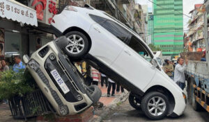 プノンペン 誤ってバックギア走行運転、衝突・逆転で周囲は唖然、