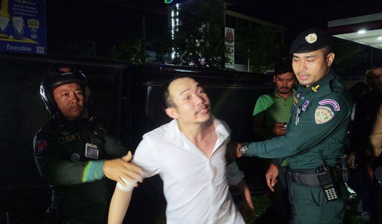 タイ人男性がプノンペンの街灯に猛スピードで衝突し、拘束