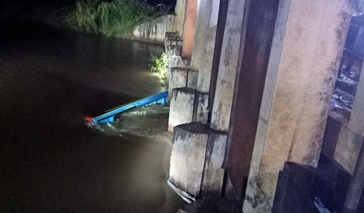 シェムリアップの水門に小船が衝突・転覆で親子3人が死亡