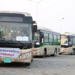 首相、プノンペン当局にプチュムボン祭期間中の帰宅市民のために597台の無料バスを配備