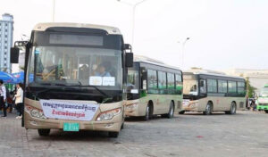 首相、プノンペン当局にプチュムボン祭期間中の帰宅市民のために597台の無料バスを配備
