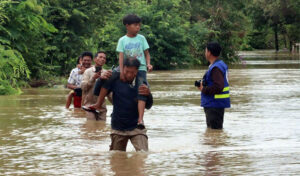 赤十字社、東部諸州の洪水被害を受けた1,850世帯に援助物資を届ける