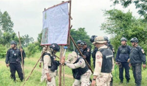 州知事、カンボジア主張のチョーク・チェイ村とプレイ・チャン村の一部をタイの法律適用の横断幕に抗議の対抗看板