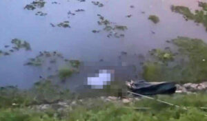 池に浮かぶ中国人の遺体を発見 警察は操作を開始