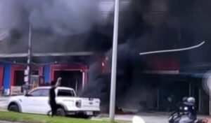 プノンペン　倉庫の火災で大半を消失