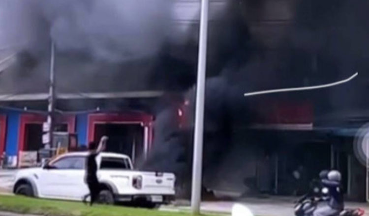 プノンペン　倉庫の火災で大半を消失