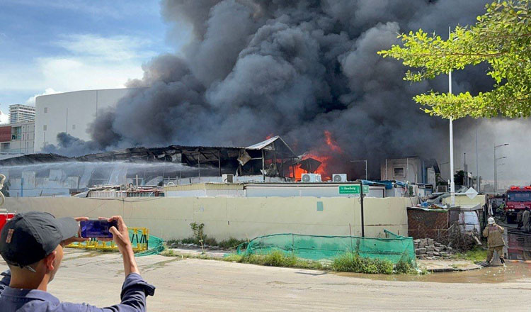 プノンペンの大規模火災で3人負傷