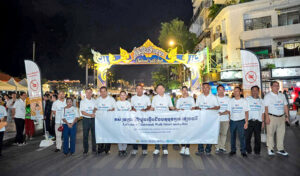 プノンペン・ウォークストリートで喫煙禁止の啓発キャンペーン