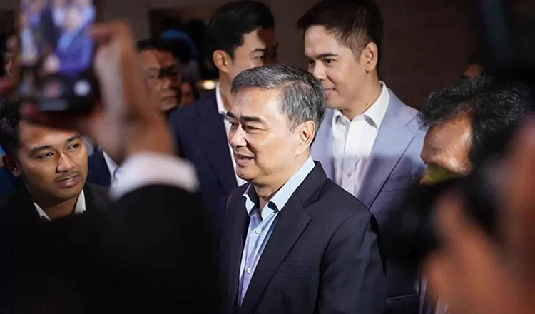 カンボジア　タイのアピシット元首相の復帰は両国関係に懸念