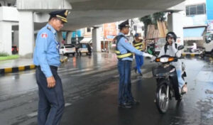 プノンペン　警察が逆走ドライバーを指導