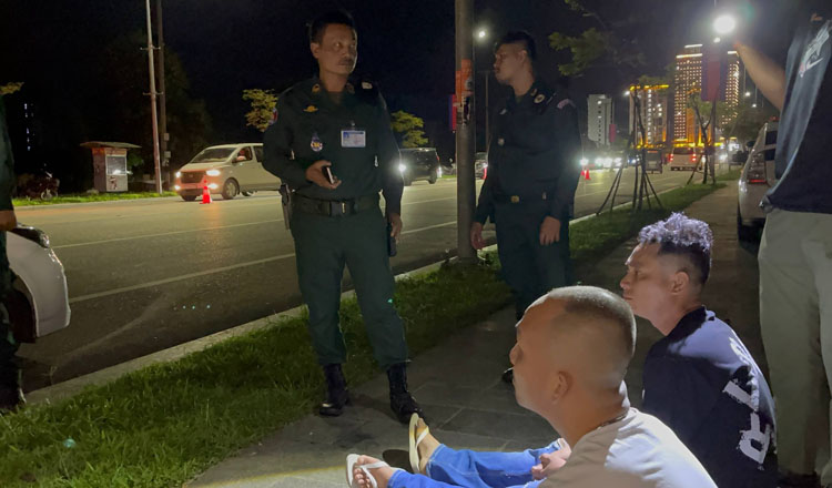 シハヌークビル警察、武器や爆発物の捜索を強化